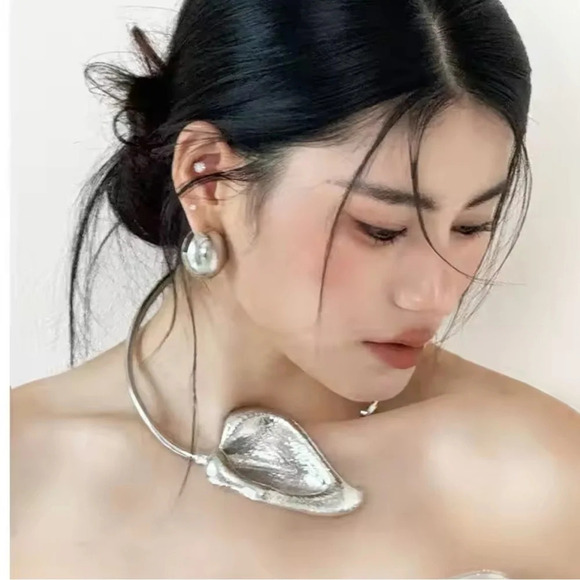 Anthropologie Jewelry - Horseshoe Lotus Silver Bangle Flower Necklace